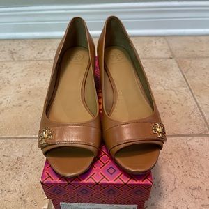 Brand New Tory Burch Kira Open Toe Wedge Calf Leather Shoes Size 8